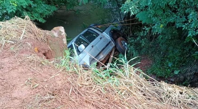 Caminhonete Cai Dentro De Rio No Interior De Re