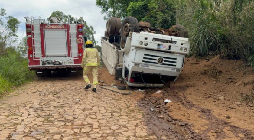 Caminhão tomba após apresentar problema nos freios