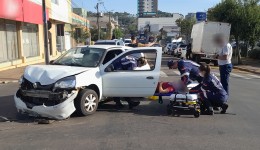 Mulher fica ferida em colisão envolvendo carro e van