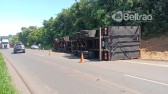 Caminhão tomba entre Francisco Beltrão e Marmeleiro