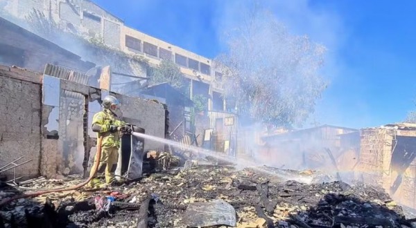 Mulher entrou em incêndio que destruiu seis casas em Curitiba para salvar criança: 'Joguei pela janela'