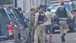 Homem é preso após invadir residências no Bairro Água Branca